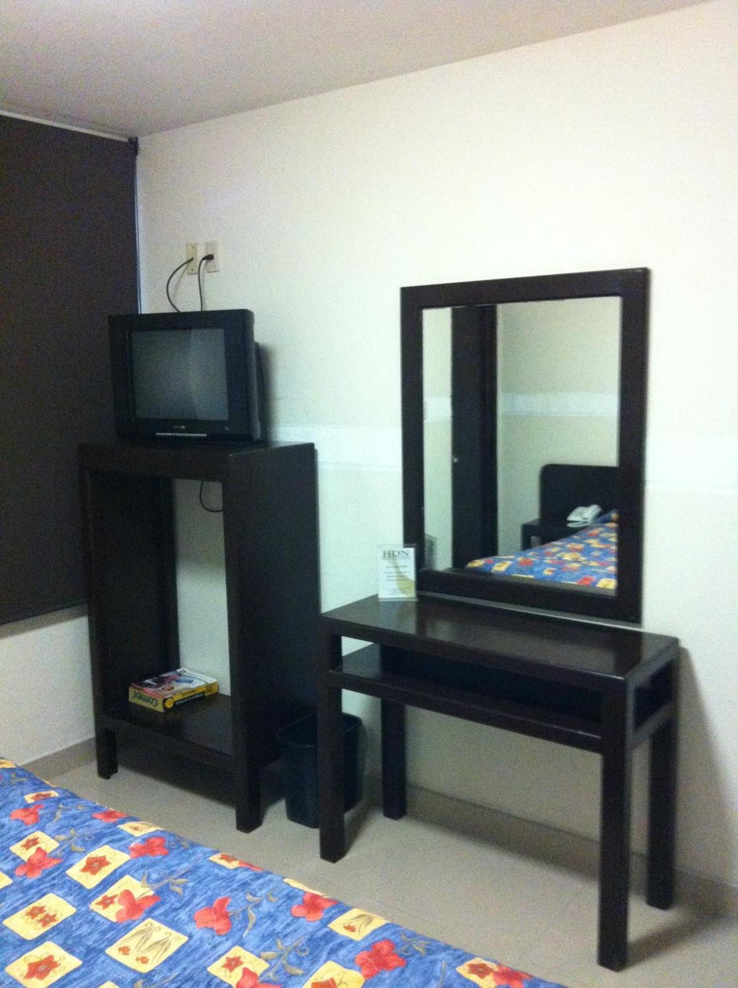 Habitación con cama extragrande.
